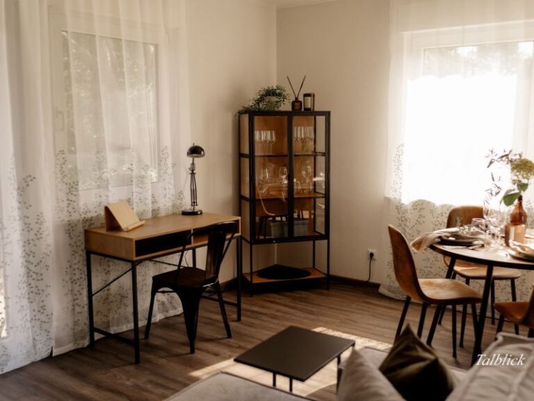 Wohnbereich mit Schreibtisch und Vitrine