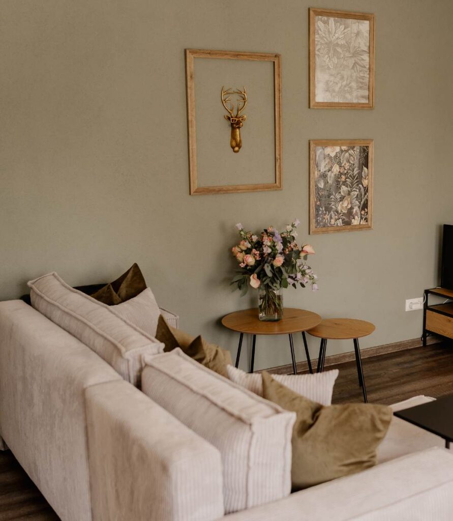 Wohnbereich mit hellem Sofa in einer Ferienwohnung am Lieblingsplatz
