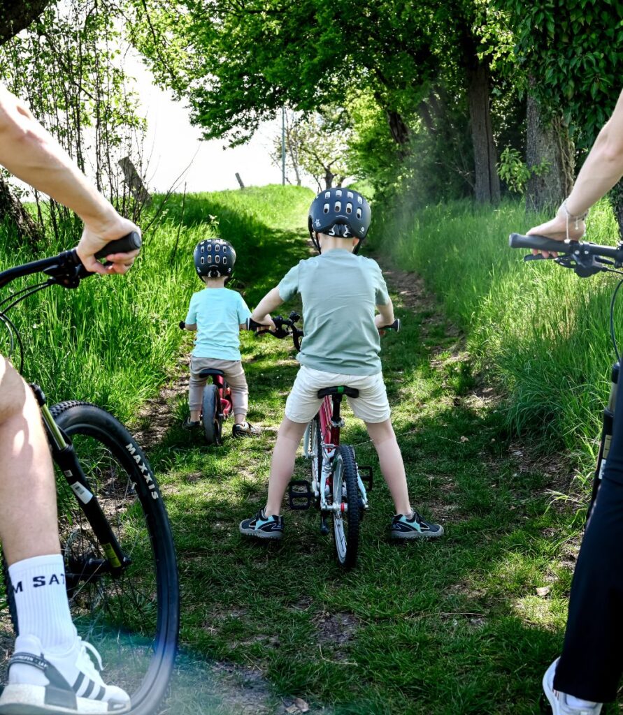 Familie bei einer Radtour auf einem Feldweg